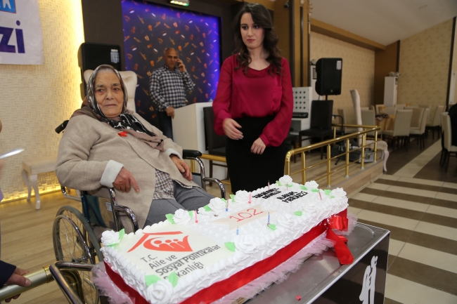 Bir asrı geride bırakan Selvi nineye doğum günü partisi